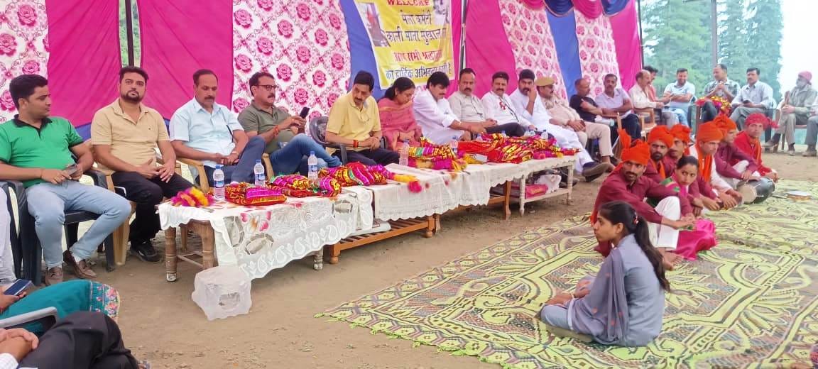 मोंगरी के काली माता मंदिर सुखल गली मेले में कुड नुत्य प्रस्तुत करते कलाकार तथा मंच पर बैठे अतिथि मोंगरी के काली माता मंदिर सुखल गली मेले में कुड नुत्य प्रस्तुत करते कलाकार तथा मंच पर बैठे अतिथि