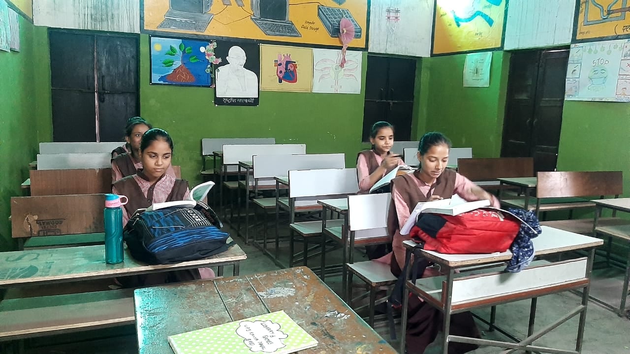 नागल के कन्या जूनियर हाई स्कूल में पढ़ती छात्राएं नागल के कन्या जूनियर हाई स्कूल में पढ़ती छात्राएं