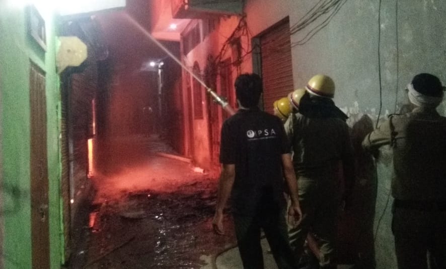 नजीबाबाद में फर्नीचर प्रतिष्ठान पर लगी आग बुझाते अग्निशमन कर्मचारी।
