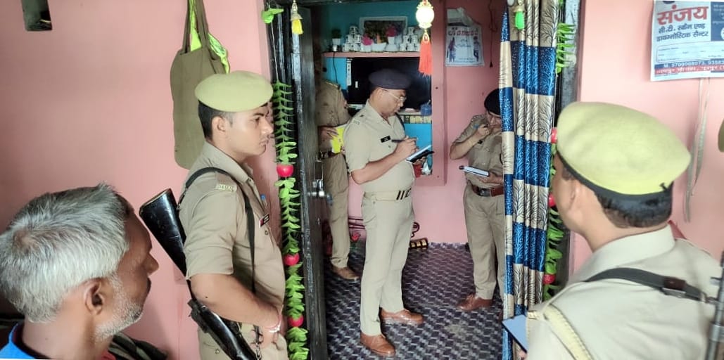 नूरपुर के गांव ढेली अहीर में युवक की हत्या के बाद जांच करते एएसपी ग्रामीण रामअर्ज। नूरपुर के गांव ढेली अहीर में युवक की हत्या के बाद जांच करते एएसपी ग्रामीण रामअर्ज।
