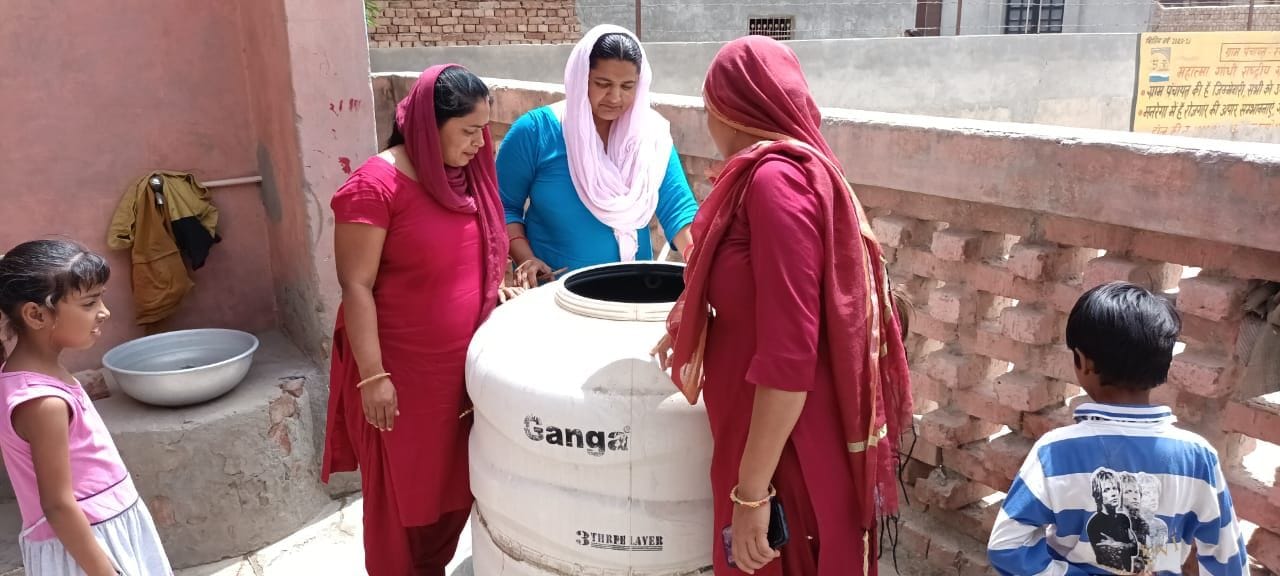 पानी की टंकी से सैंपल लेती टीम सदस्य। संवाद