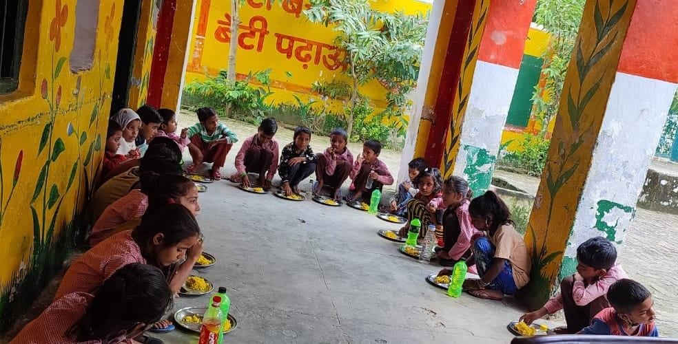 प्राथमिक स्कूल सलेमपुर में मिड डे मील खाते बच्चें प्राथमिक स्कूल सलेमपुर में मिड डे मील खाते बच्चें