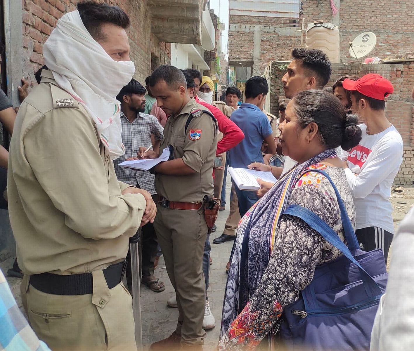 रुद्रपुर के भूत बंग्ला में कांग्रेस नेता के घर पर निरीक्षण करती टीम। रुद्रपुर के भूत बंग्ला में कांग्रेस नेता के घर पर निरीक्षण करती टीम।