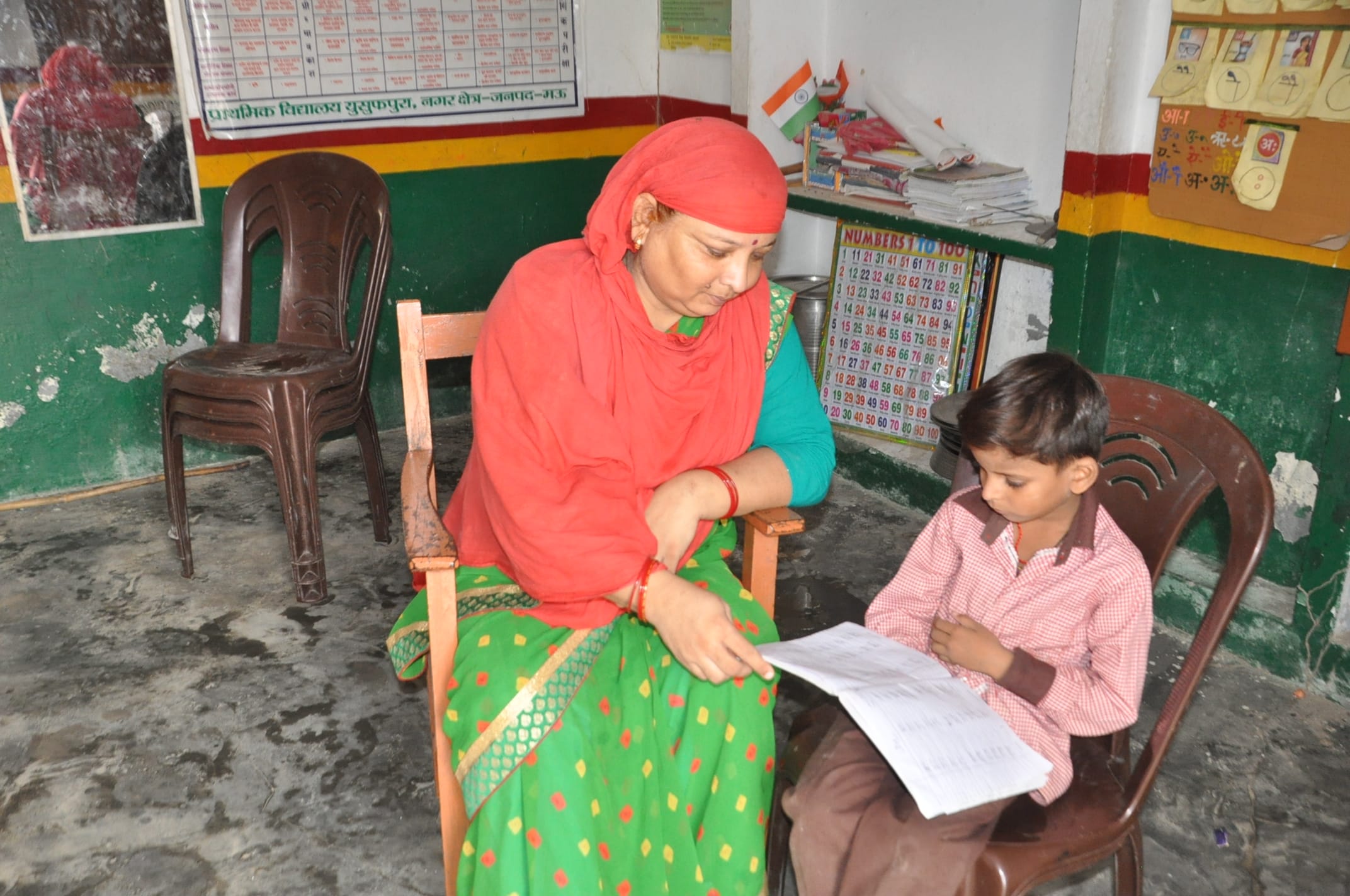 स्कूल खुलने पर नगर के युसुफपुरा स्थित प्राथमिक स्कूल में पहुंचे एक छात्र को पढ़ाती शिक्षिका।संव स्कूल खुलने पर नगर के युसुफपुरा स्थित प्राथमिक स्कूल में पहुंचे एक छात्र को पढ़ाती शिक्षिका।संव