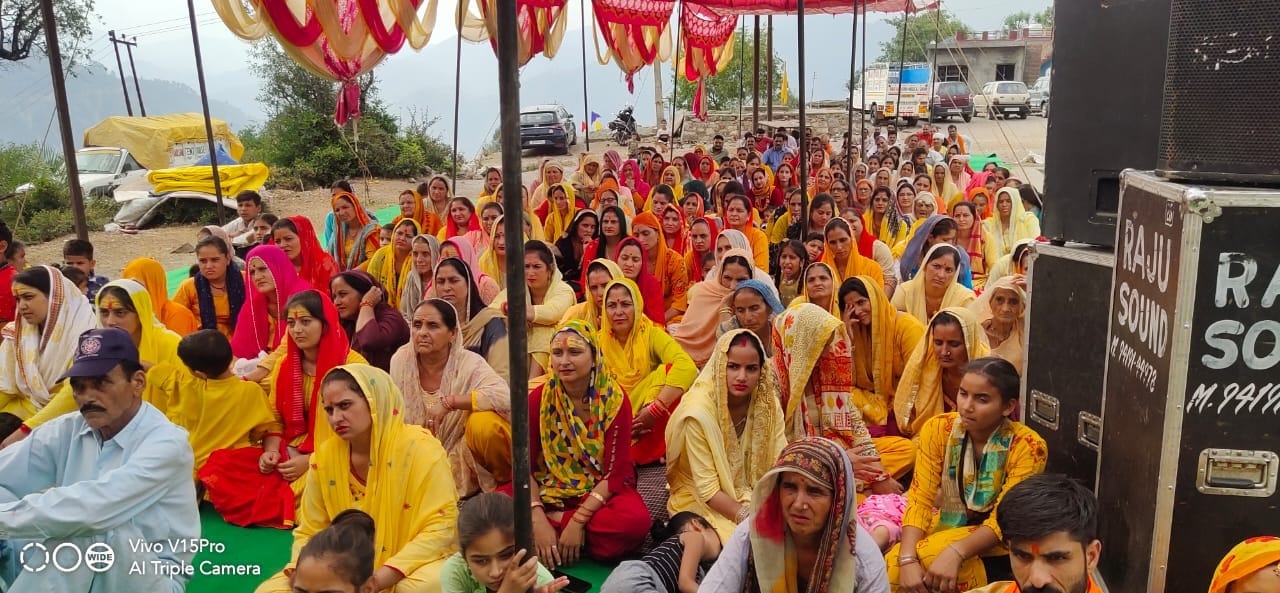सलाल कोटली में जारी भगवद कथा को सुनने पहुंचे स्थानीय लोग। सलाल कोटली में जारी भगवद कथा को सुनने पहुंचे स्थानीय लोग।
