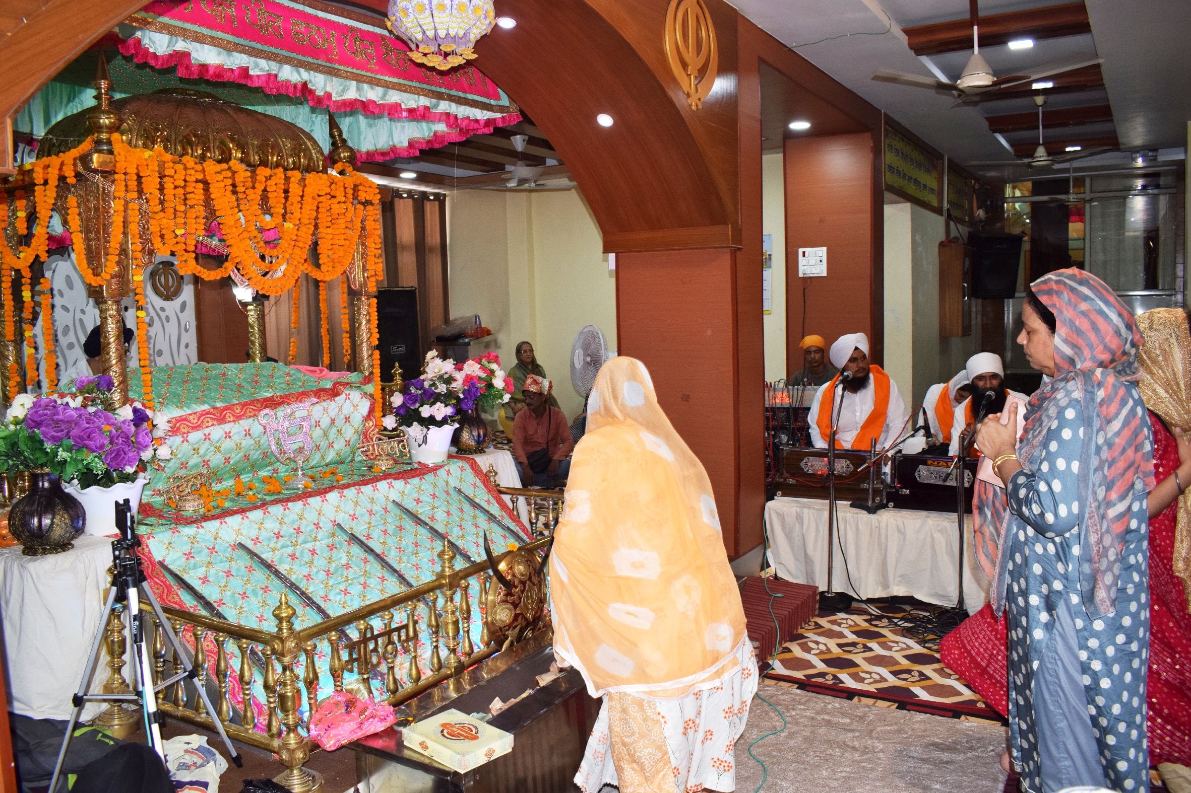 शाहजहांपुर में गुरुहरगोविंद साहिब के प्रकाशोत्तव पर गुरुद्वारा सिंह सभा में माथा टेकती सिख संग?