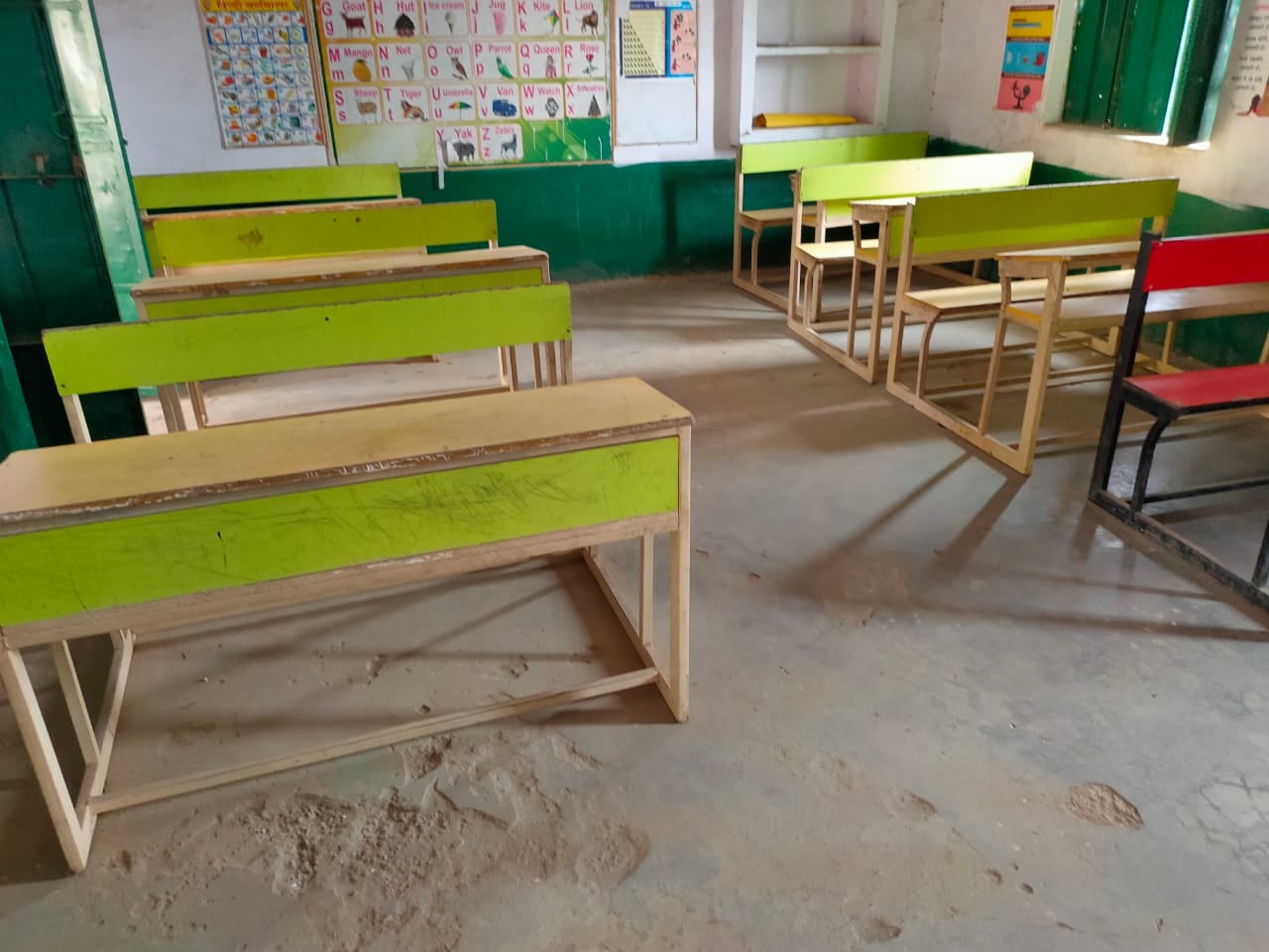 शिमलाना के स्कूल में खाली पड़ी कक्षा शिमलाना के स्कूल में खाली पड़ी कक्षा