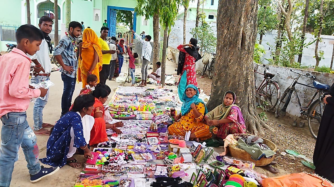 दरगाह स्थित मीरा शाह बाबा की मजार पर लगा मेला।संवाद
