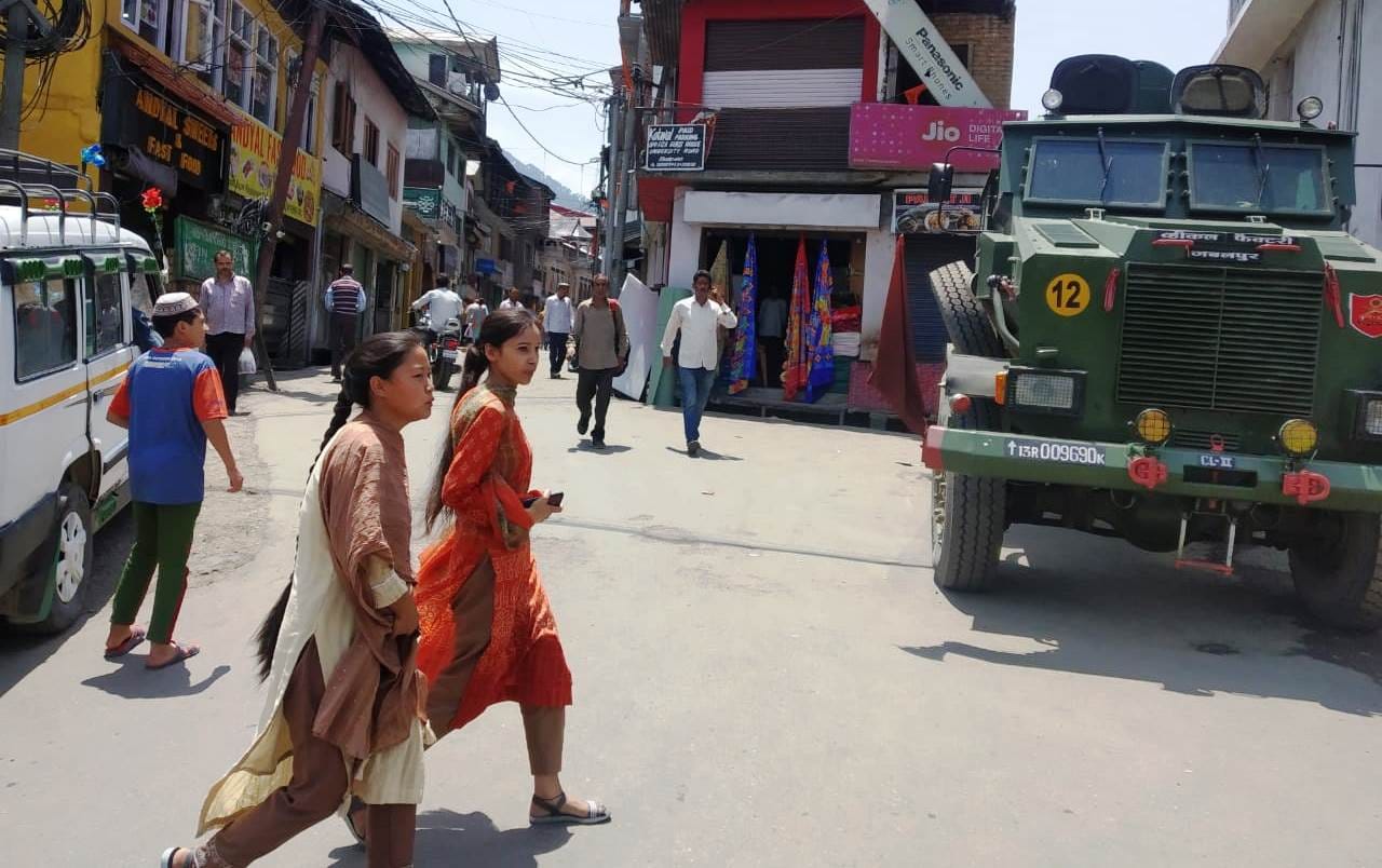 उधमपुर: बदरवा के बाजारों में खड़ी पुलिस तथा ढील के दौरान बाजार में देखने को मिली चहल-पहल.
