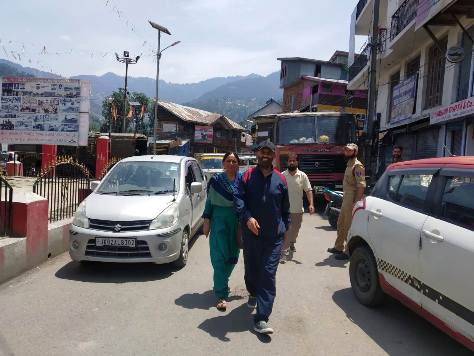 उधमपुर: बदरवा के बाजारों में खड़ी पुलिस तथा ढील के दौरान बाजार में देखने को मिली चहल-पहल.