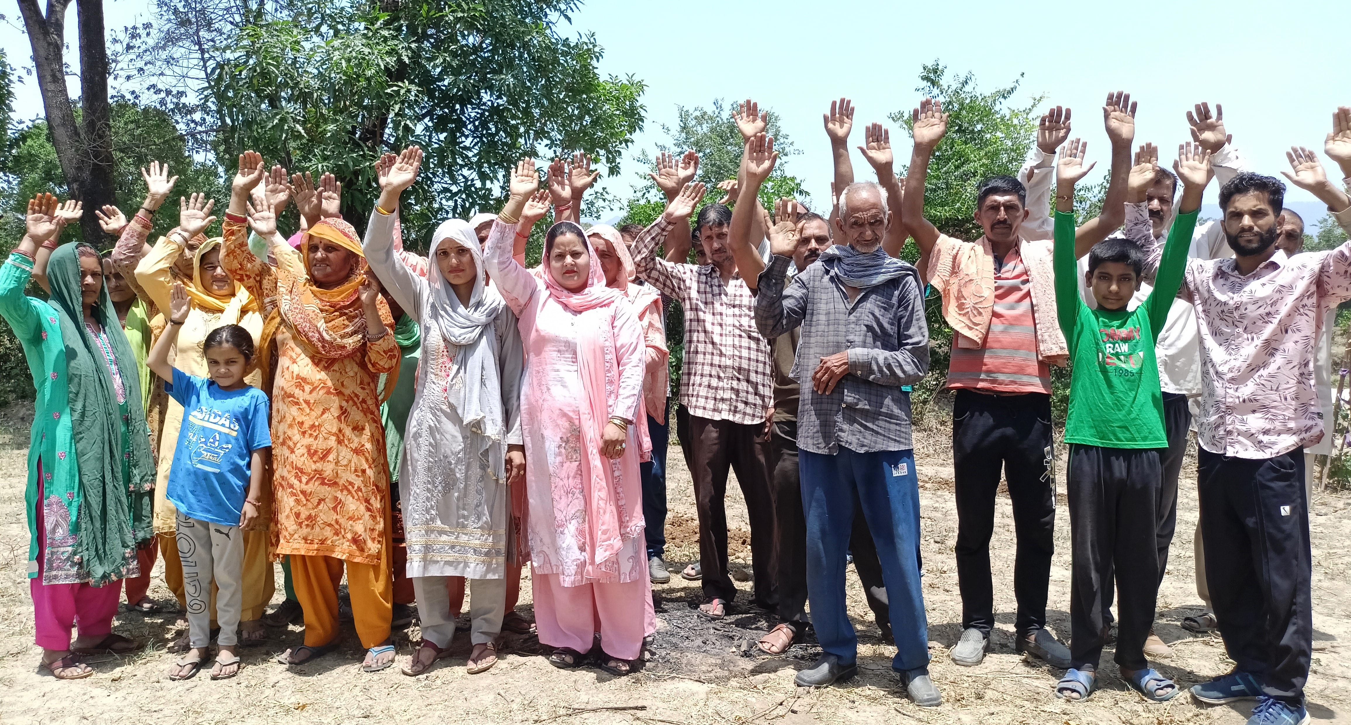 उधमपुर: सूखी पड़ी बावली का दृश्य तथा जिब आश्रम के रियासा गांव के लोग पानी की किल्लत से परेशान किय? उधमपुर: सूखी पड़ी बावली का दृश्य तथा जिब आश्रम के रियासा गांव के लोग पानी की किल्लत से परेशान किय?