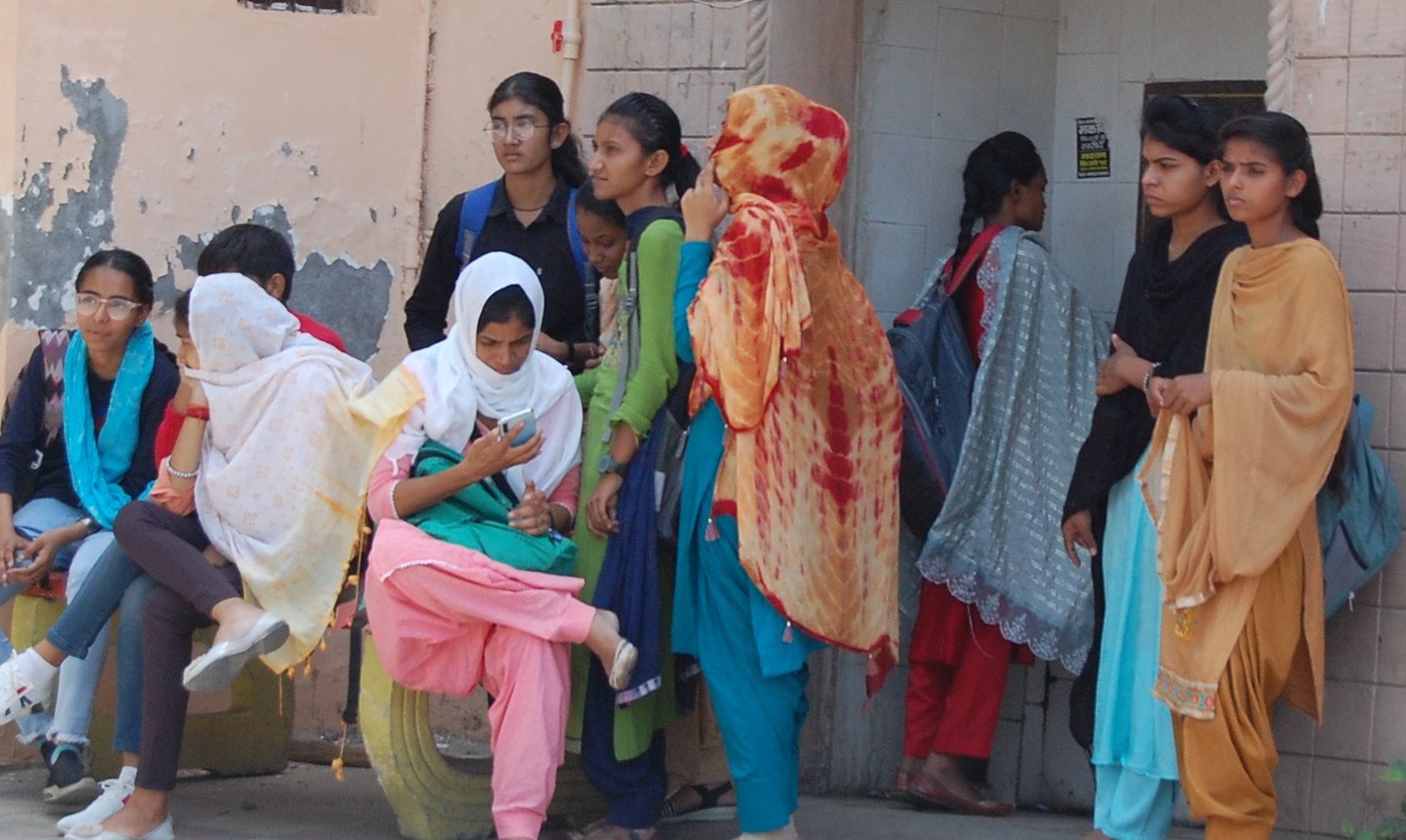 11-कैथल। भीषण गर्मी में पिहोवा चौक पर बस की इंतजार में बैठी छात्राएं। 11-कैथल। भीषण गर्मी में पिहोवा चौक पर बस की इंतजार में बैठी छात्राएं।