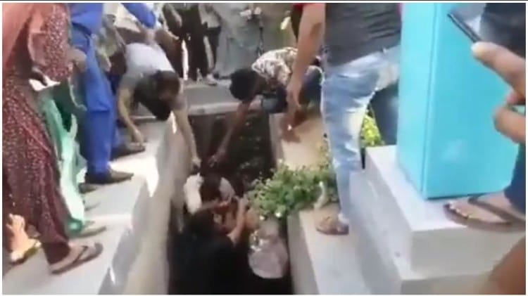 Millionaire Devrani Jethani Fell In Drain While Fighting Ajmer Rajasthan -  Rajasthan: प्रॉपर्टी विवाद में लड़ते-लड़ते नाली में गिरीं करोड़पति देवरानी- जेठानी, जमकर हुई हाथापाई ...