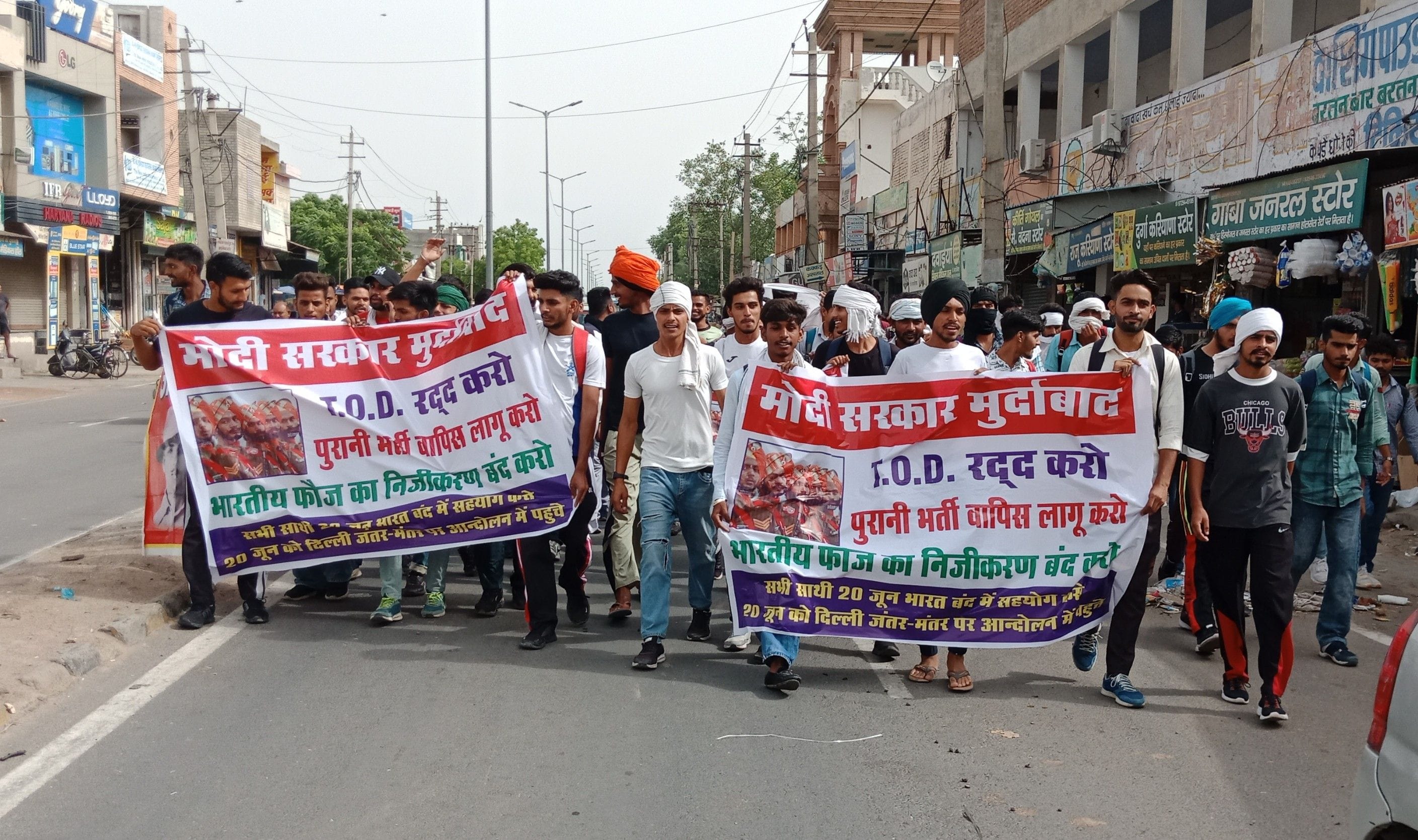 अग्निपथ के खिलाफ रोष प्रदर्शन करते युवा।