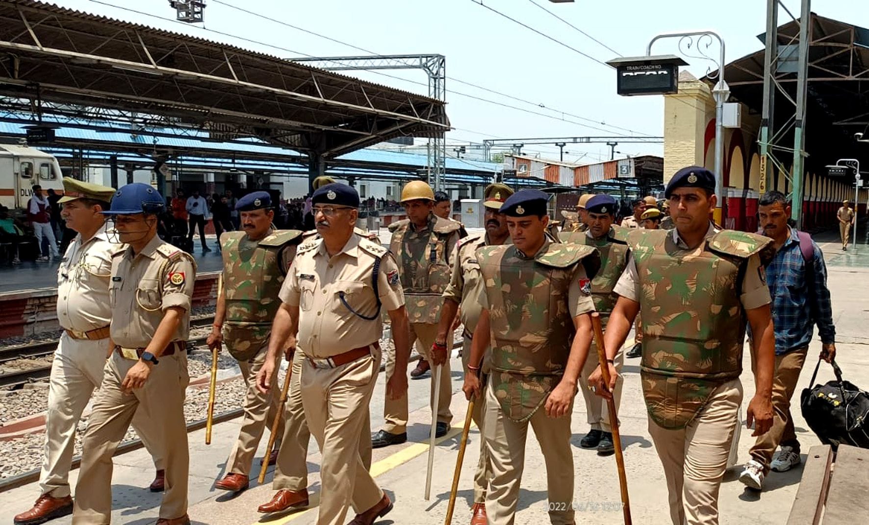 अलीगढ़ रेलवे स्टेशन पर हाईअलर्ट के बाद गश्त करते आरपीएफ और जीआरपी के जवान। अलीगढ़ रेलवे स्टेशन पर हाईअलर्ट के बाद गश्त करते आरपीएफ और जीआरपी के जवान।