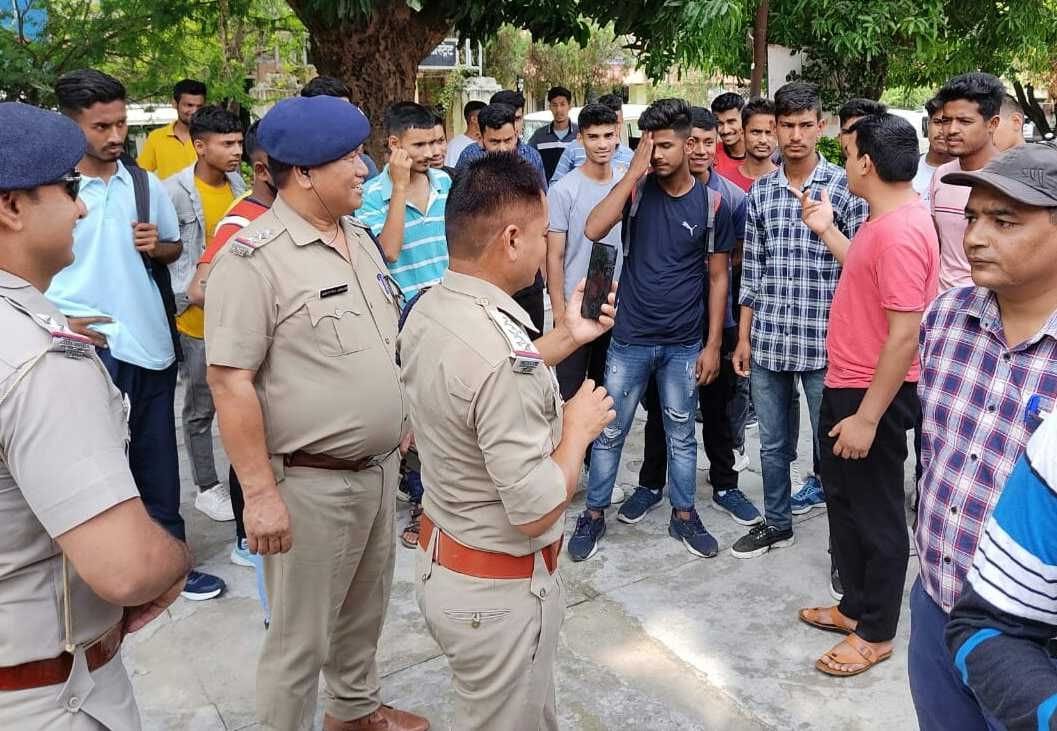 बागेश्वर तहसील में युवाओं को समझाते पुलिस अधिकारी। संवाद न्यूज एजेंसी बागेश्वर तहसील में युवाओं को समझाते पुलिस अधिकारी। संवाद न्यूज एजेंसी