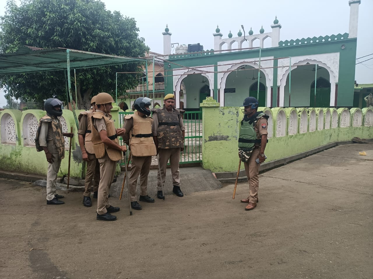 बड़गांव के नूनाबड़ी में मस्जिद के बाहर तैनात पुलिस बल