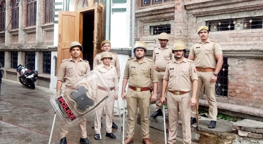 चिलकाना में मस्जिद के बाहर तैनात पुलिस