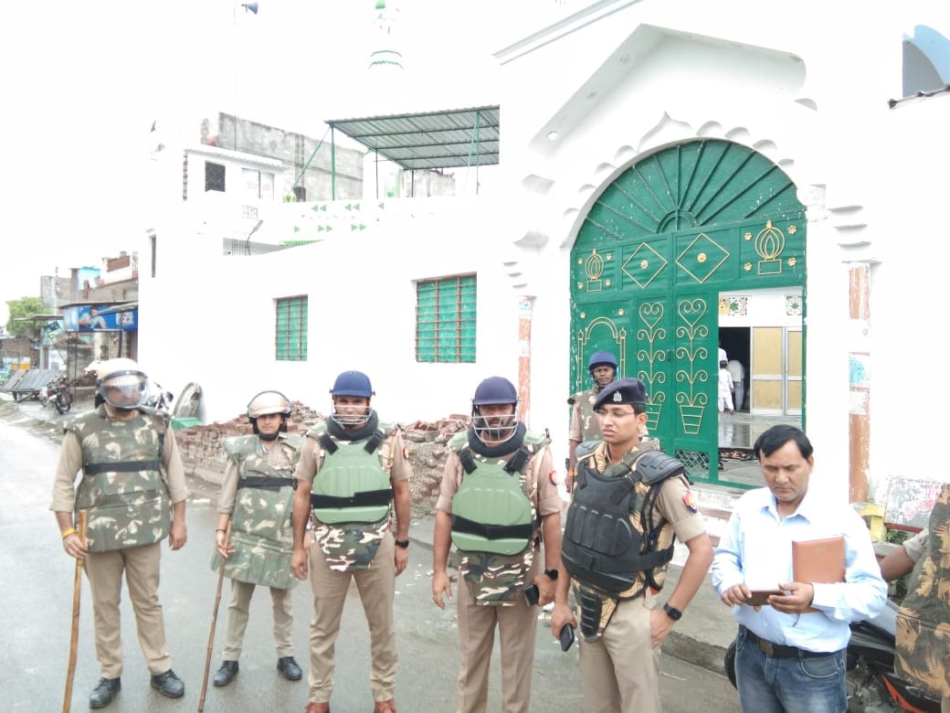 छपार की हाईवे के किनारे मस्जिद पर तैनात पुलिस