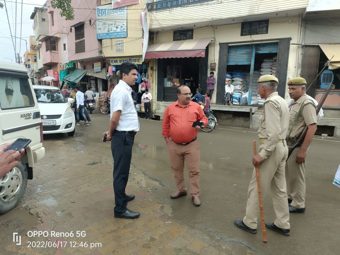 गंगोह के शिव चौक पर हालात का जायजा लेते एडीएम एफ और एसडीएम