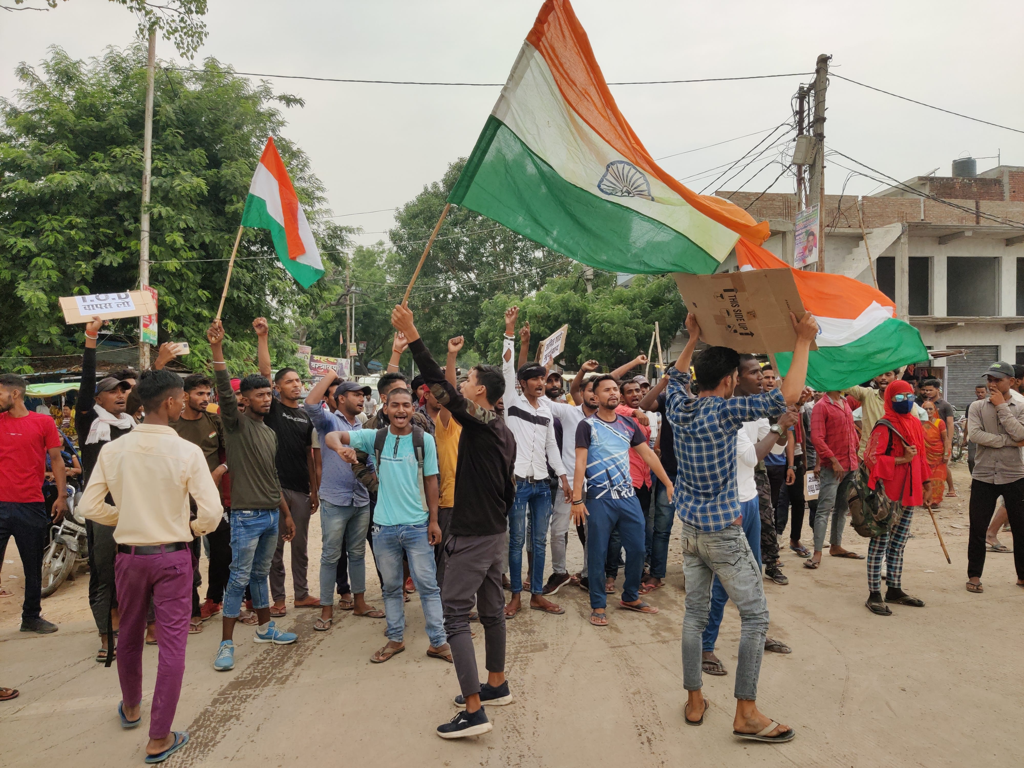 घोसी कोतवाली के थानीदास मोड़ पर सेना भर्ती की नई प्रक्रिया के विरोध में प्रदर्शन करते युवा।संवा? घोसी कोतवाली के थानीदास मोड़ पर सेना भर्ती की नई प्रक्रिया के विरोध में प्रदर्शन करते युवा।संवा?