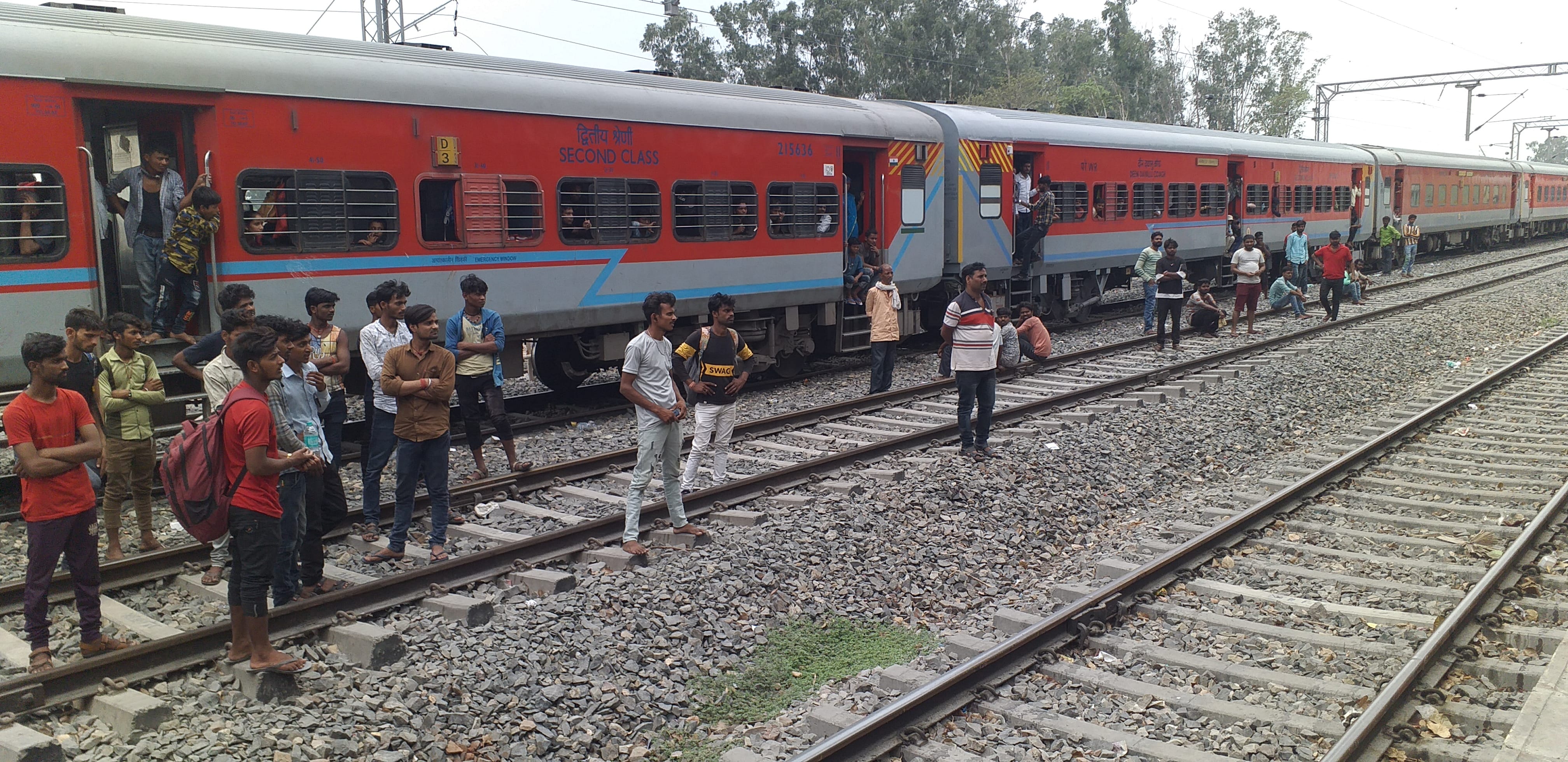 इंदारा रेलवे स्टेशन पर साबरमती एक्सप्रेस रूकने से यात्री परेशान।संवाद इंदारा रेलवे स्टेशन पर साबरमती एक्सप्रेस रूकने से यात्री परेशान।संवाद