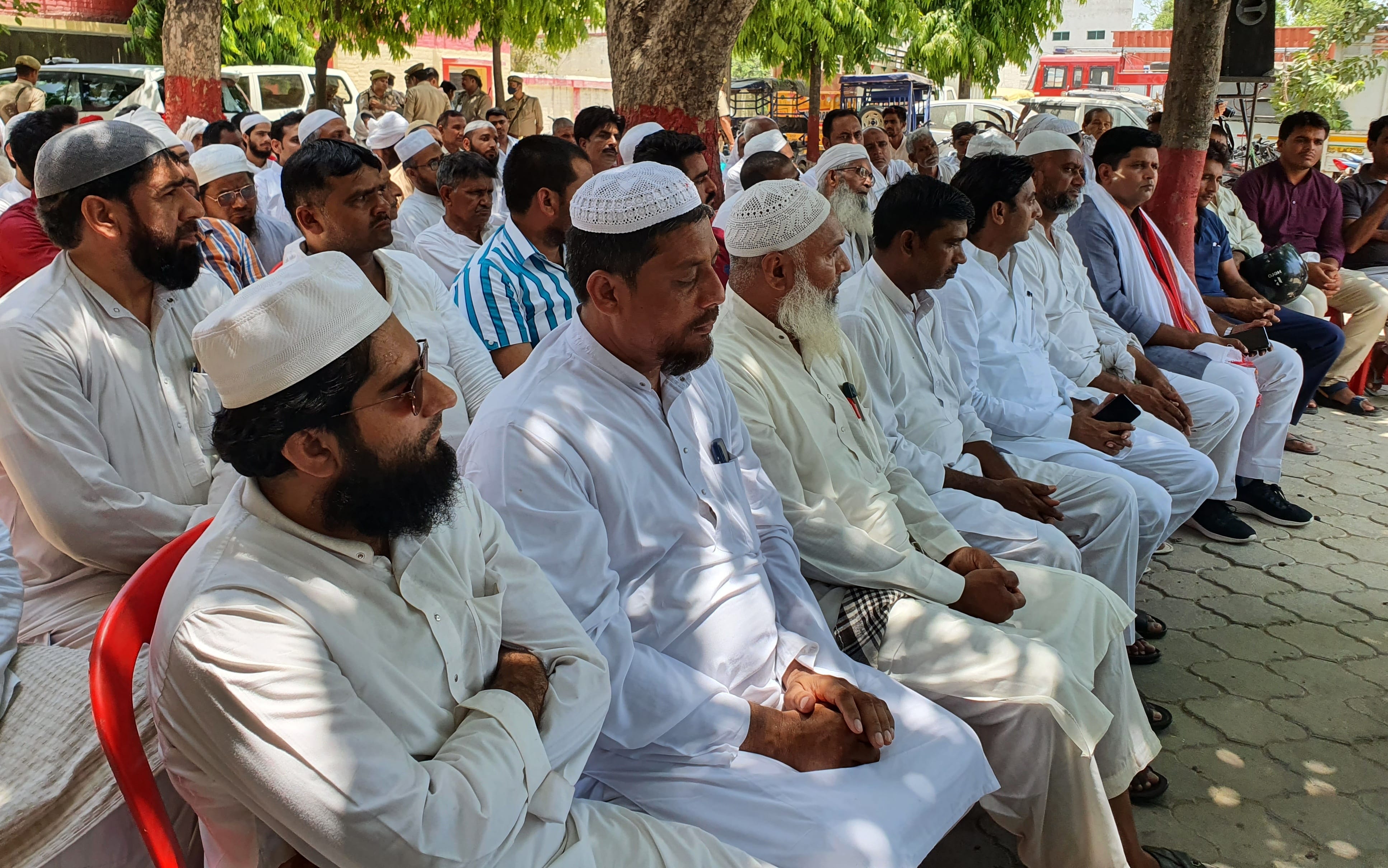 कैराना कोतवाली में बैठक में मौजूद धर्म गुरु व जिम्मेदार लोग। कैराना कोतवाली में बैठक में मौजूद धर्म गुरु व जिम्मेदार लोग।