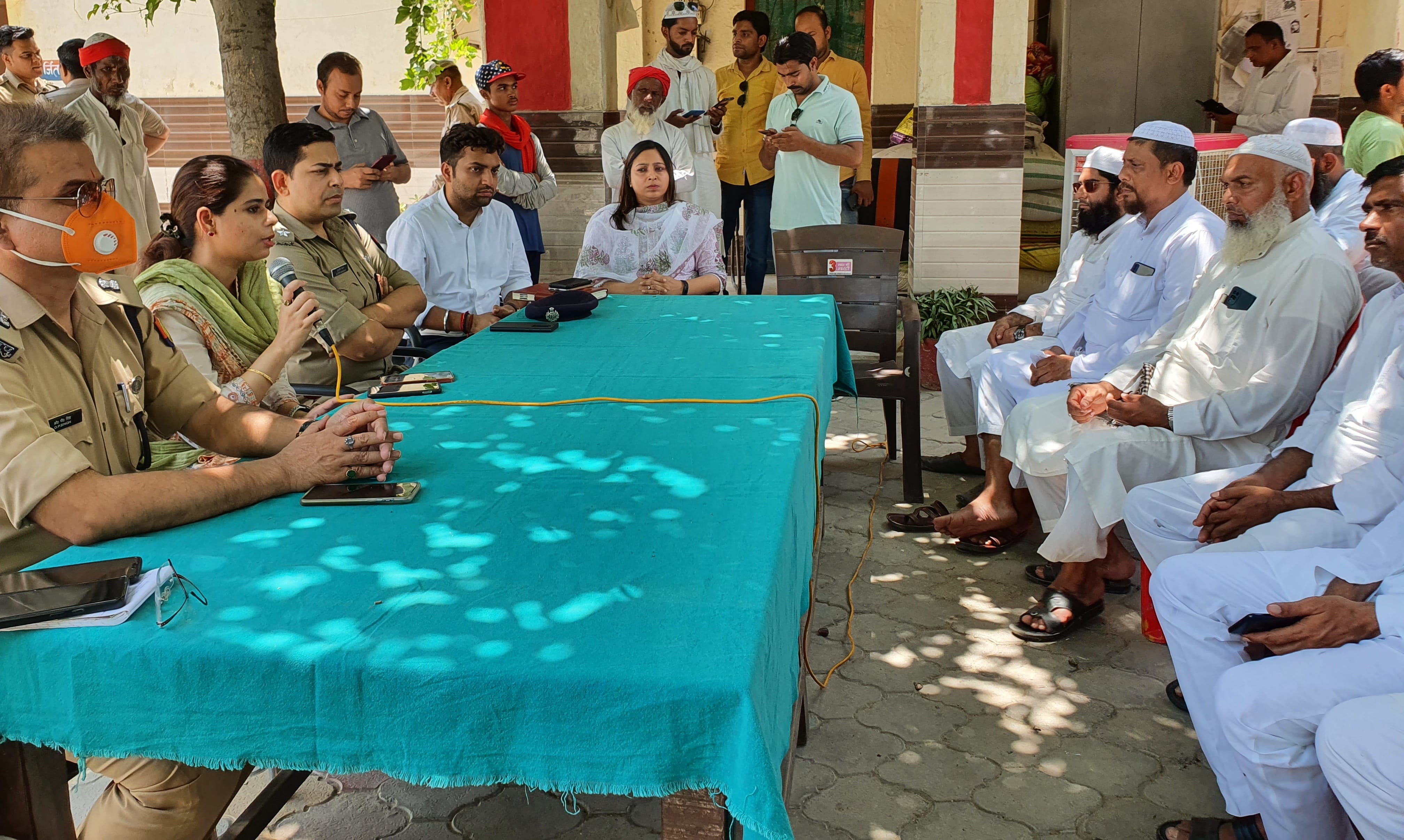कैराना कोतवाली में धर्म गुरुओं के साथ बैठक में मौजूद डीएम जसजीत कौर व एसएसपी सुकीर्ति माधव। कैराना कोतवाली में धर्म गुरुओं के साथ बैठक में मौजूद डीएम जसजीत कौर व एसएसपी सुकीर्ति माधव।