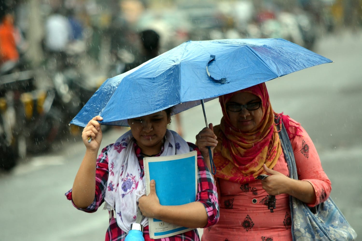 नगर में शुक्रवार सुबह रिमझिम बारिश में छाता लेकर शिव चौक से गुजरते राहगीर। नगर में शुक्रवार सुबह रिमझिम बारिश में छाता लेकर शिव चौक से गुजरते राहगीर।
