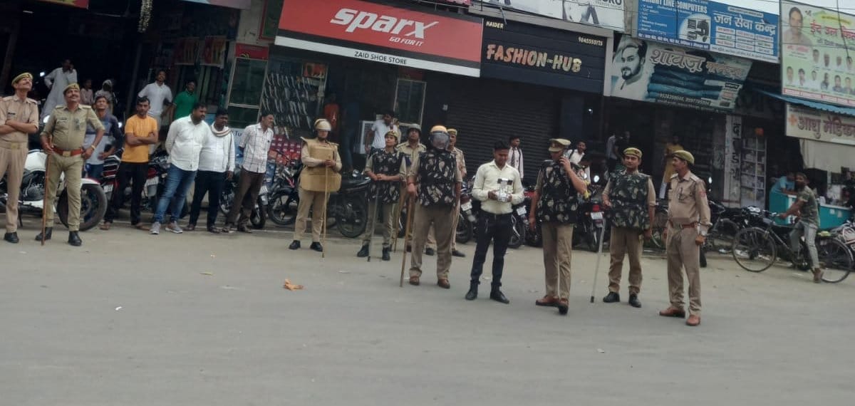 पुरकाजी में जुमे की नमाज को लेकर ड्रोन कैमरे से निगरानी करती पुलिस