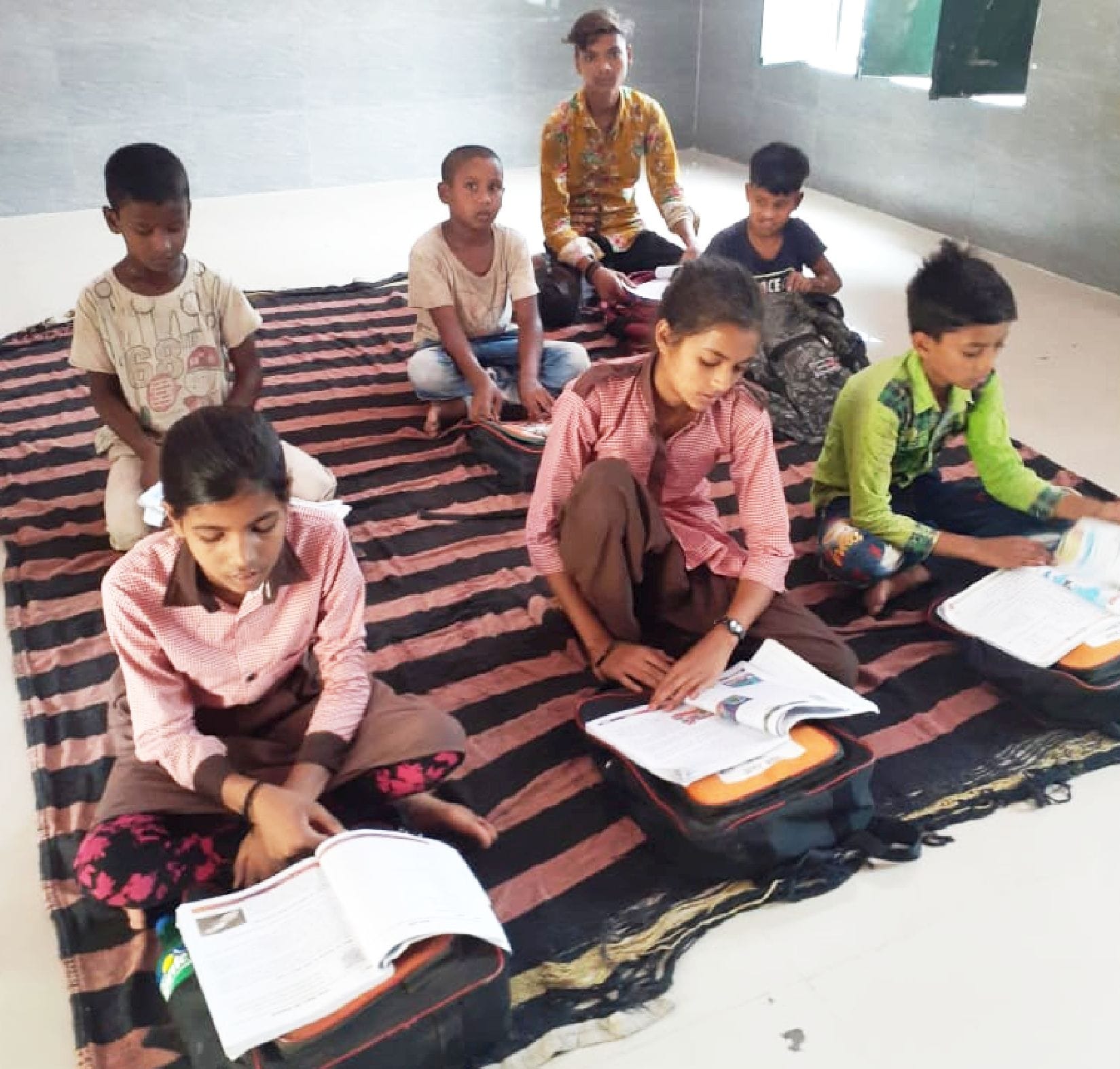 प्राथमिक स्कूल किला में पढ़ाई करते बच्चे । संवाद प्राथमिक स्कूल किला में पढ़ाई करते बच्चे । संवाद
