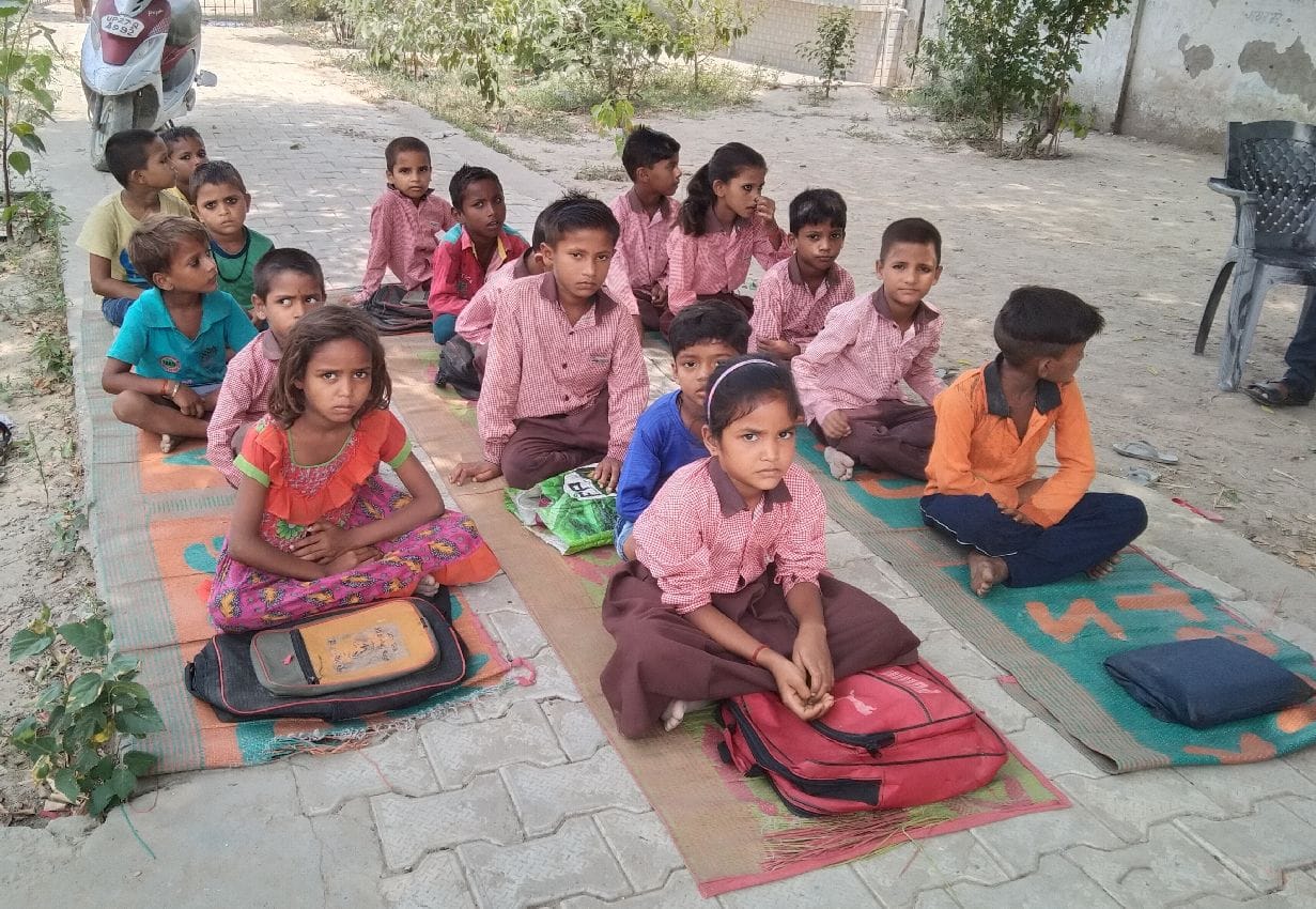 प्राथमिक विद्यालय गुरुगवां में उपस्थित बच्चे। संवाद प्राथमिक विद्यालय गुरुगवां में उपस्थित बच्चे। संवाद