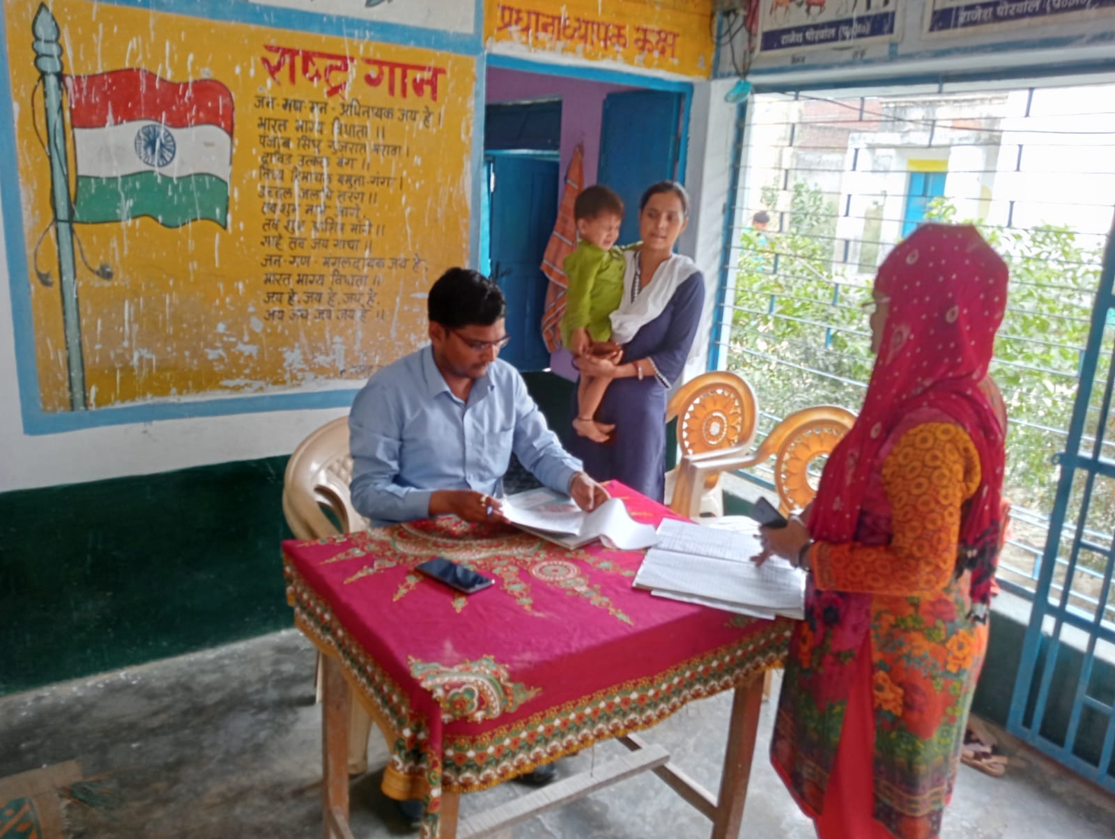 प्राथमिक विद्यालय रुहाई में उपस्थिति रजिस्टर देखते बीईओ दीपक कुमार। संवाद प्राथमिक विद्यालय रुहाई में उपस्थिति रजिस्टर देखते बीईओ दीपक कुमार। संवाद