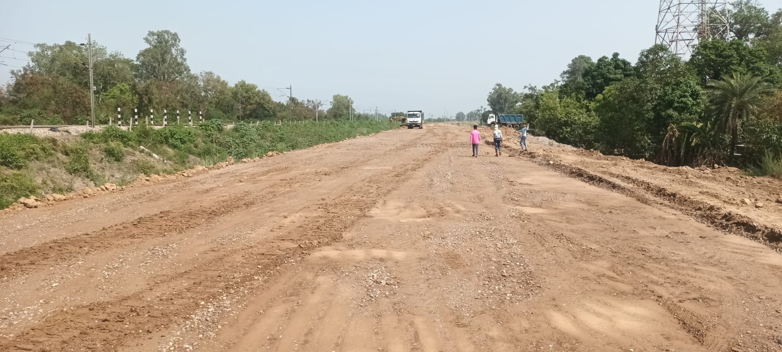रेलवे ट्रैक बिछाने के लिए तैयार की गई फाउंडेशन