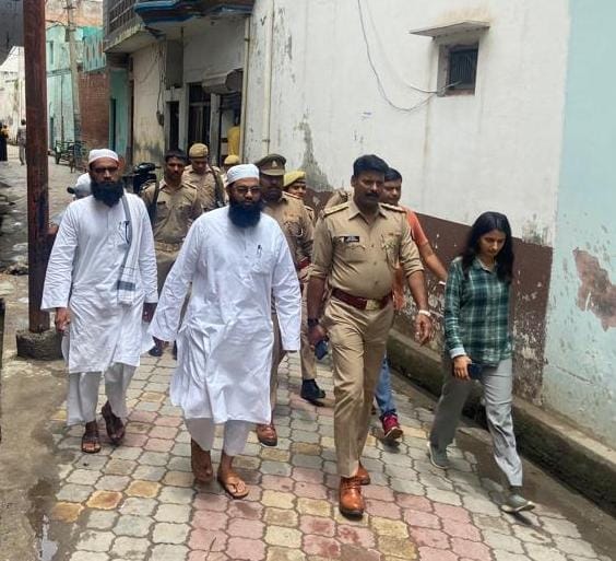 रामपुर मनिहारान में पुलिस फोर्स के साथ गश्त करती एसडीएम संगीता राघव