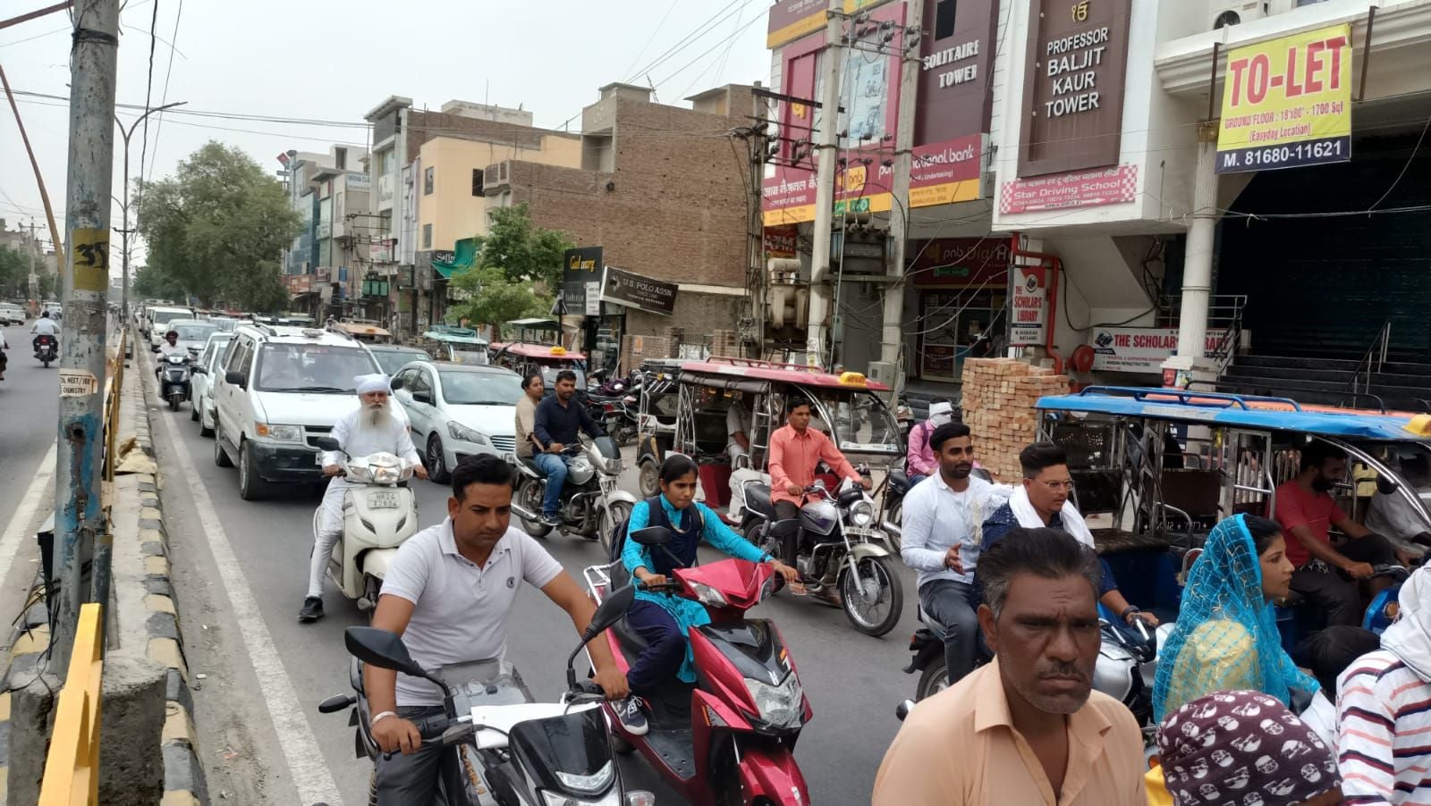रोष मार्च के चलते बरनाला रोड पर लगा जाम। रोष मार्च के चलते बरनाला रोड पर लगा जाम।
