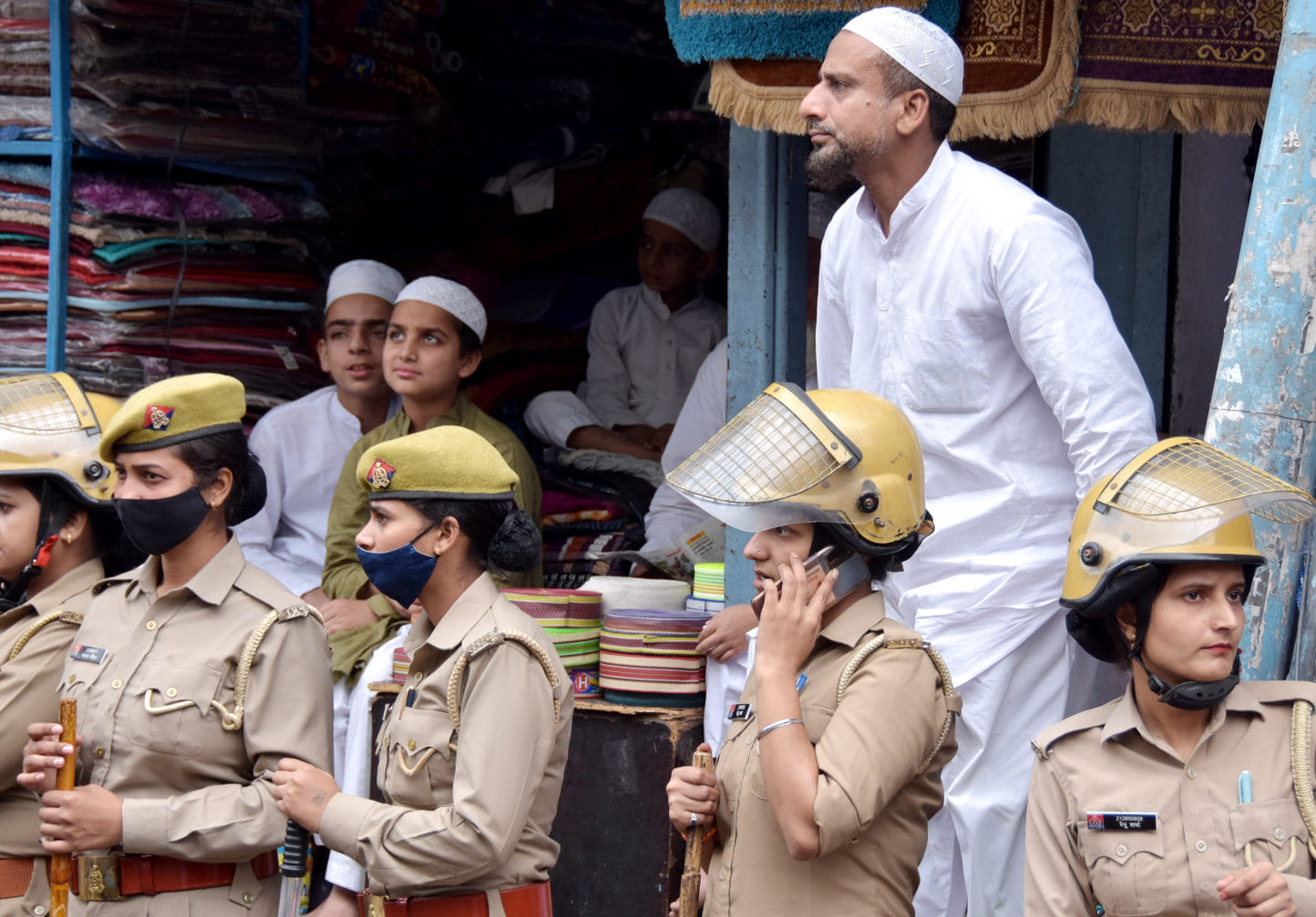 सहारनपुर में जुमे की नमाज के दौरान शहीदगंज पर दुकानो पर तैनात महिला पुलिस