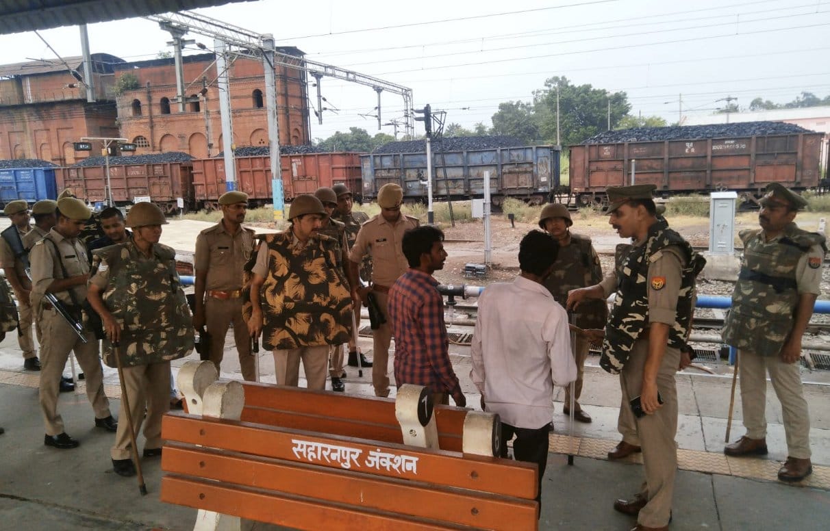 सहारनपुर रेलवे स्टेशन पर यात्रियों से पूछताछ करती पुलिस। सहारनपुर रेलवे स्टेशन पर यात्रियों से पूछताछ करती पुलिस।