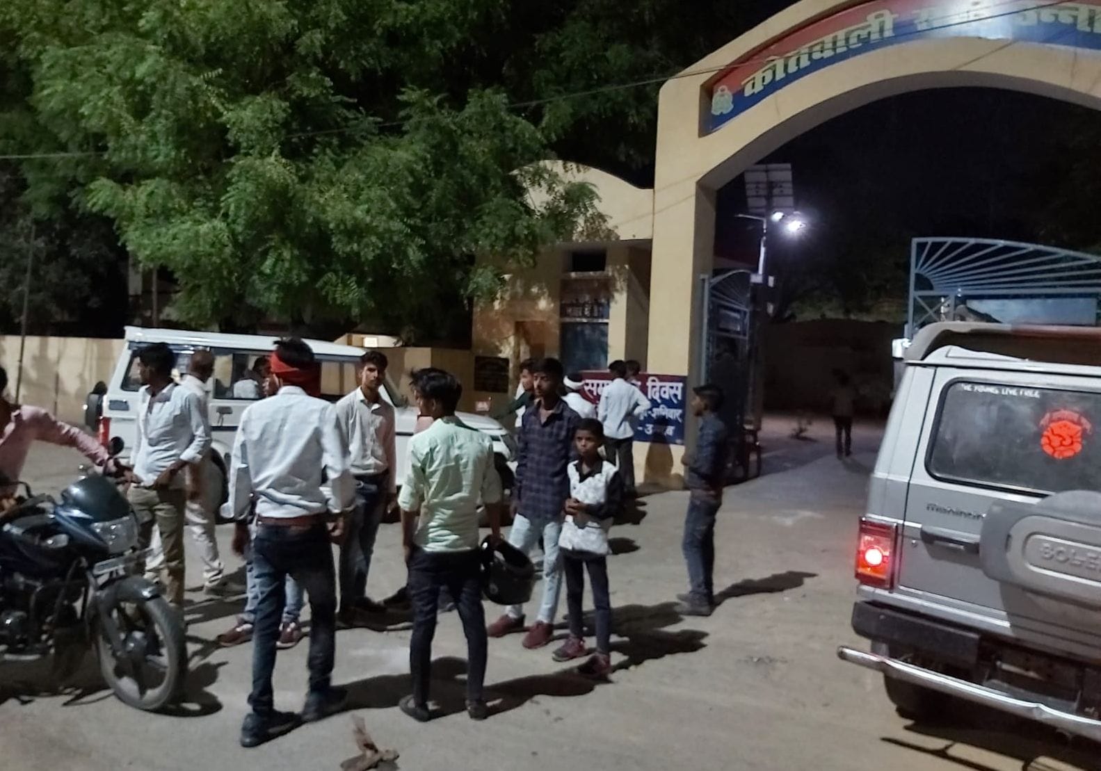 सदर कोतवाली गेट पर मौजूद बराती। संवाद