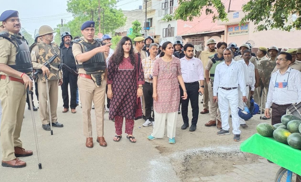 शुक्रवार को बुलंदशहर रोड पर सुरक्षा के जायजा लेते पुलिस प्रसाशनिक अधिकारी । संवाद शुक्रवार को बुलंदशहर रोड पर सुरक्षा के जायजा लेते पुलिस प्रसाशनिक अधिकारी । संवाद