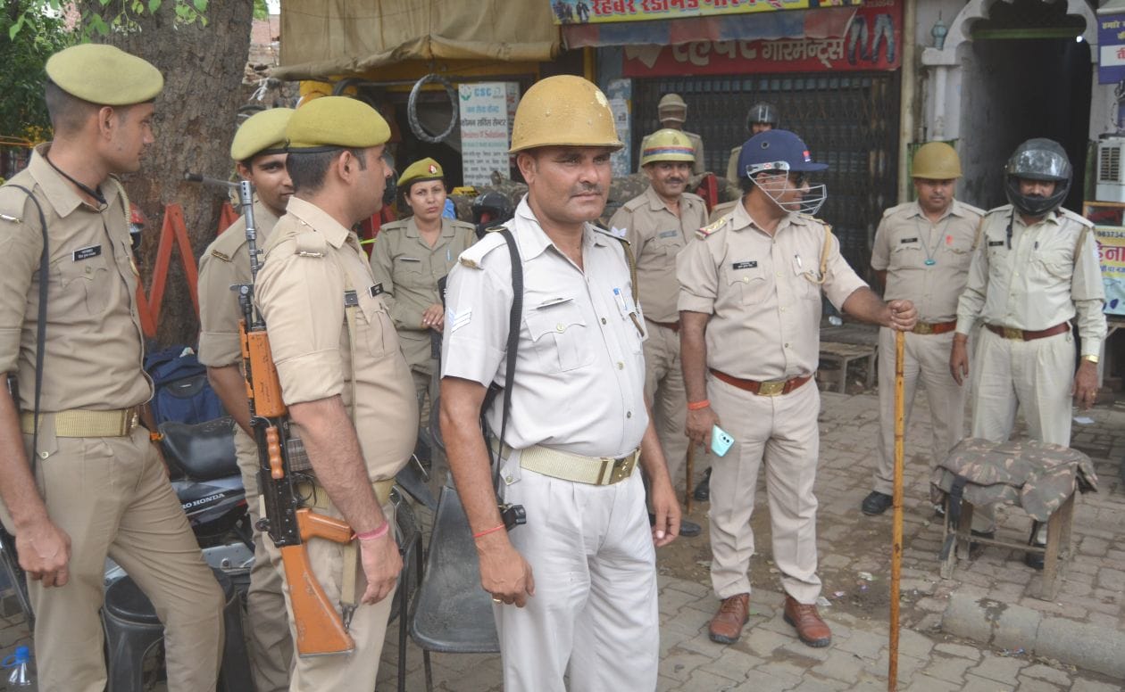 शुक्रवार को बुलंदशहर रोड स्थित मस्जिद के बाहर तैनात पुलिसकर्मी । संवाद शुक्रवार को बुलंदशहर रोड स्थित मस्जिद के बाहर तैनात पुलिसकर्मी । संवाद