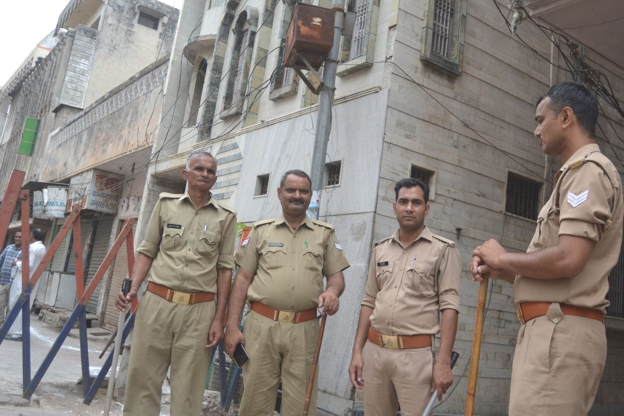 शुक्रवार को पीरबहुदीन स्थित मस्जिद के बाहर तैनात पुलिसकर्मी । संवाद शुक्रवार को पीरबहुदीन स्थित मस्जिद के बाहर तैनात पुलिसकर्मी । संवाद