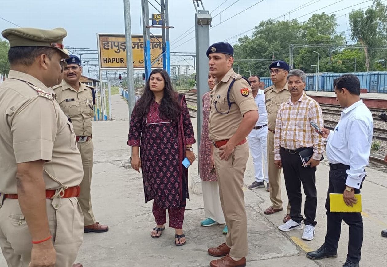 शुक्रवार को स्टेशन पर निरीक्षण करने पहुंची डीएम मेधा रूपम व एसपी दीपक भूकर । संवाद शुक्रवार को स्टेशन पर निरीक्षण करने पहुंची डीएम मेधा रूपम व एसपी दीपक भूकर । संवाद