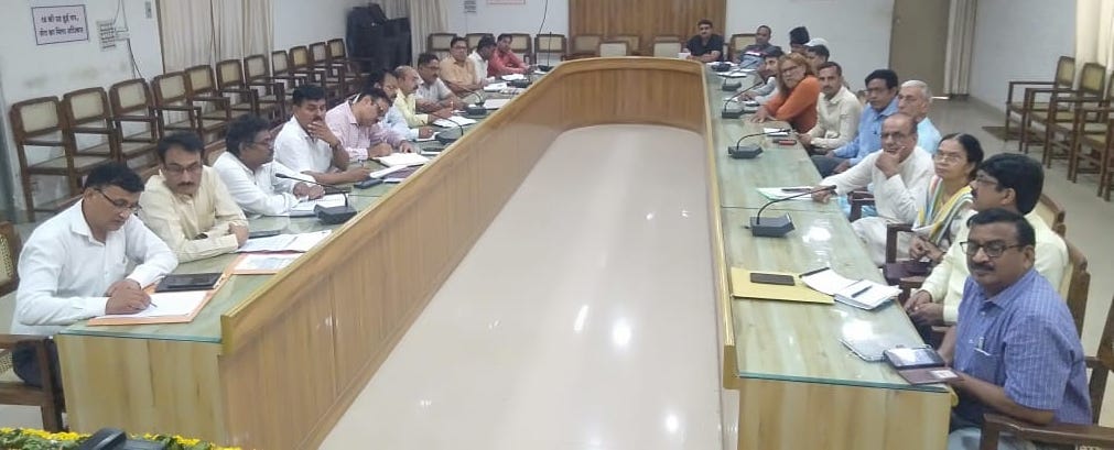शामली कलक्ट्रेट सभागार में आयोजित बैठक में भाग लेते अधिकारी। शामली कलक्ट्रेट सभागार में आयोजित बैठक में भाग लेते अधिकारी।