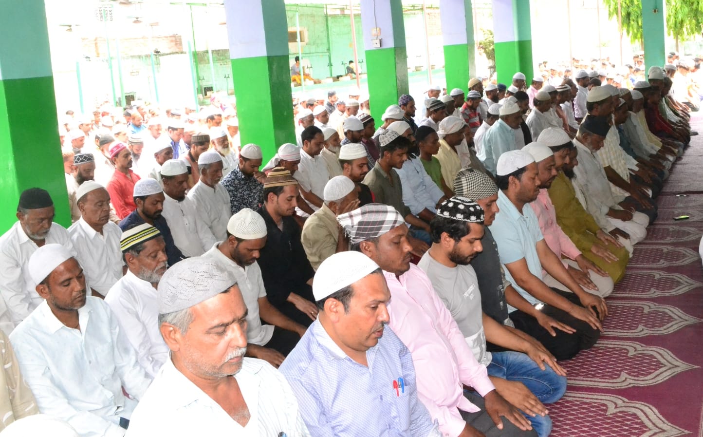शामली में दिल्ली रोड पर मस्जिद में जुमे की नमाज पढ़ते अकीदतमंद। शामली में दिल्ली रोड पर मस्जिद में जुमे की नमाज पढ़ते अकीदतमंद।