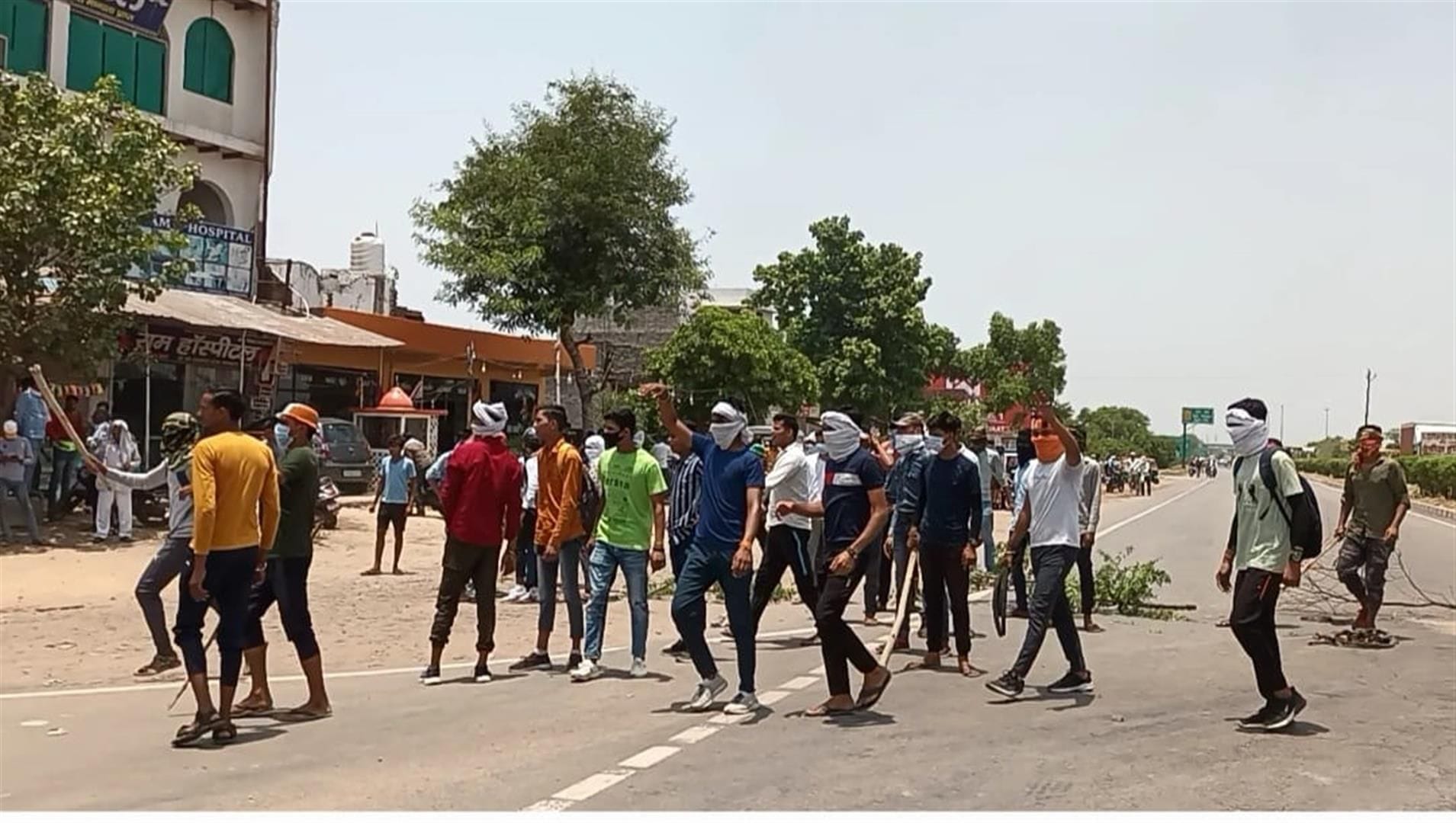 दिल्ली हाईवे के सोमना मोड़ पर जाम लगाने जाते युवा। दिल्ली हाईवे के सोमना मोड़ पर जाम लगाने जाते युवा।
