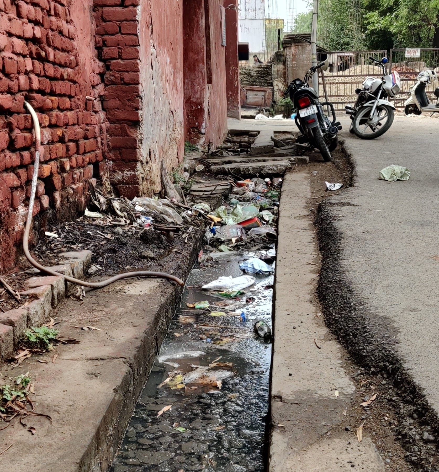उधमपुर: आदर्श कॉलोनी वार्ड नंबर 4 में गंदगी से बंद पड़ा नाला वहीं दूसरी ओर पुलिस स्टेशन के बाहर वाल उधमपुर: आदर्श कॉलोनी वार्ड नंबर 4 में गंदगी से बंद पड़ा नाला वहीं दूसरी ओर पुलिस स्टेशन के बाहर वाल