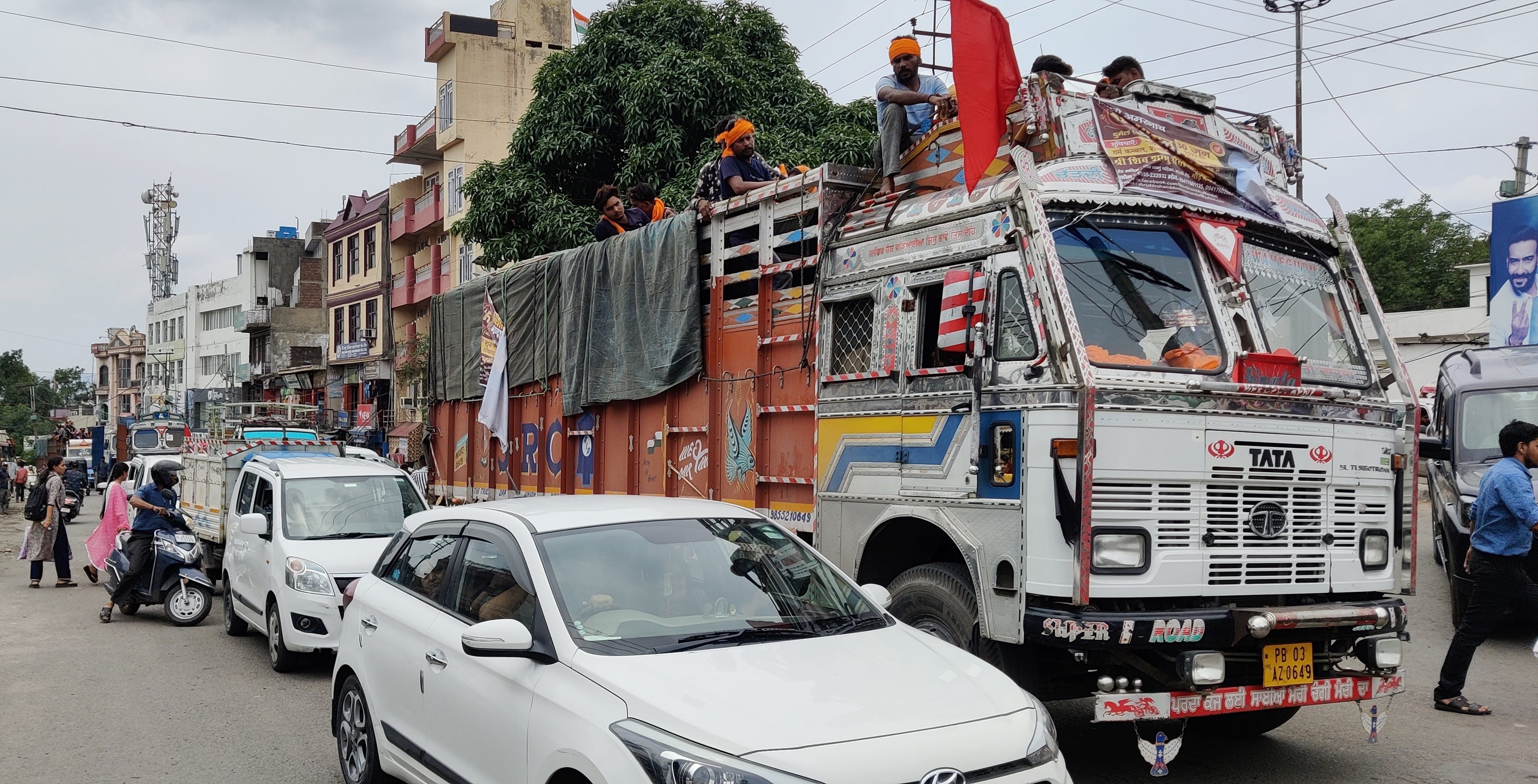 उधमपुर: कांग्रेस नेता धार रोड जाम कर प्रदर्शन करते हुए तथा गाड़ियों का लगा जाम वा कांग्रेस नेता स? उधमपुर: कांग्रेस नेता धार रोड जाम कर प्रदर्शन करते हुए तथा गाड़ियों का लगा जाम वा कांग्रेस नेता स?