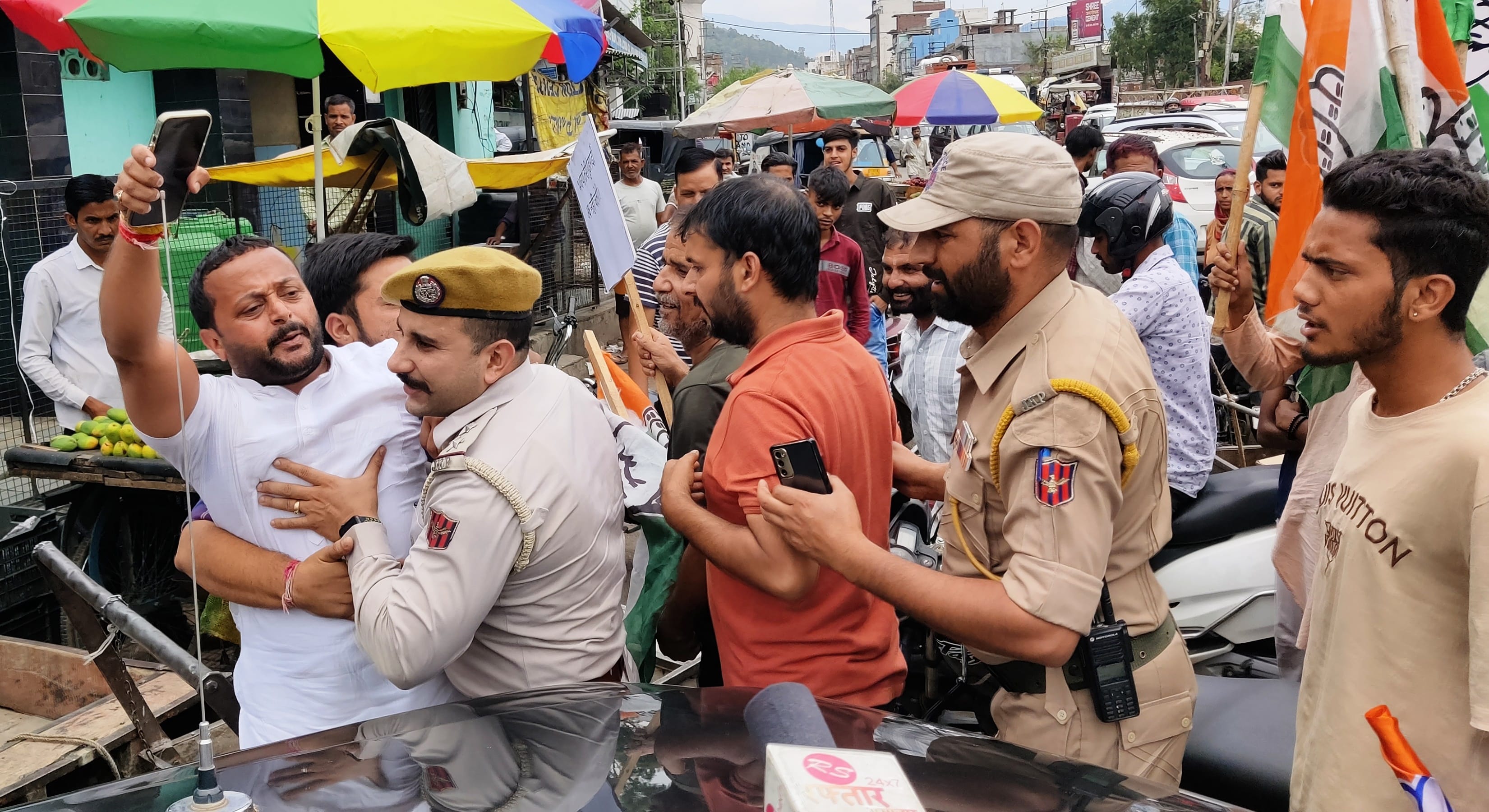 उधमपुर: कांग्रेस नेता धार रोड जाम कर प्रदर्शन करते हुए तथा गाड़ियों का लगा जाम वा कांग्रेस नेता स? उधमपुर: कांग्रेस नेता धार रोड जाम कर प्रदर्शन करते हुए तथा गाड़ियों का लगा जाम वा कांग्रेस नेता स?