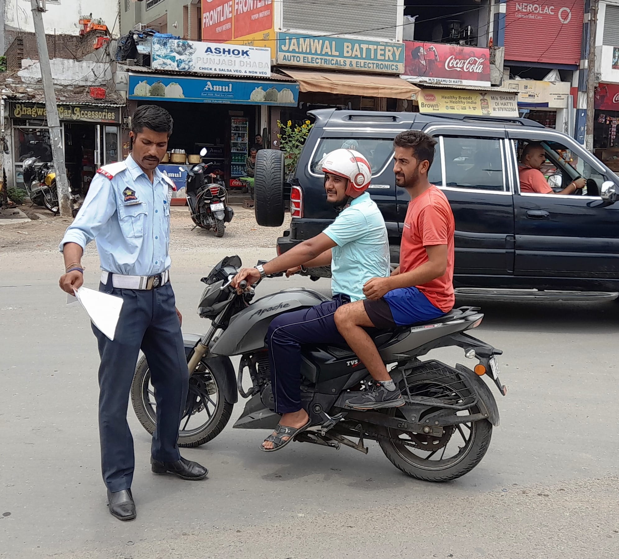 उधमपुर: ट्रैफिक पुलिस द्वारा लगाया गया नाका जिस में हाई सिक्योरटी रजीटेशन पलटे को ले कर कई वाहनो? उधमपुर: ट्रैफिक पुलिस द्वारा लगाया गया नाका जिस में हाई सिक्योरटी रजीटेशन पलटे को ले कर कई वाहनो?